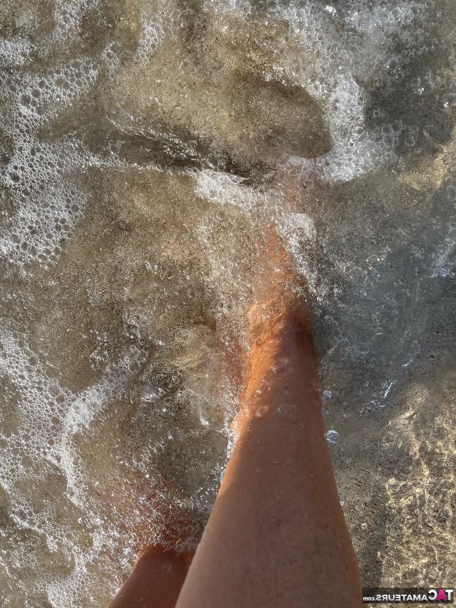 16P La rubia amateur Sweet Susi muestra sus bonitos pies en la playa y en casa