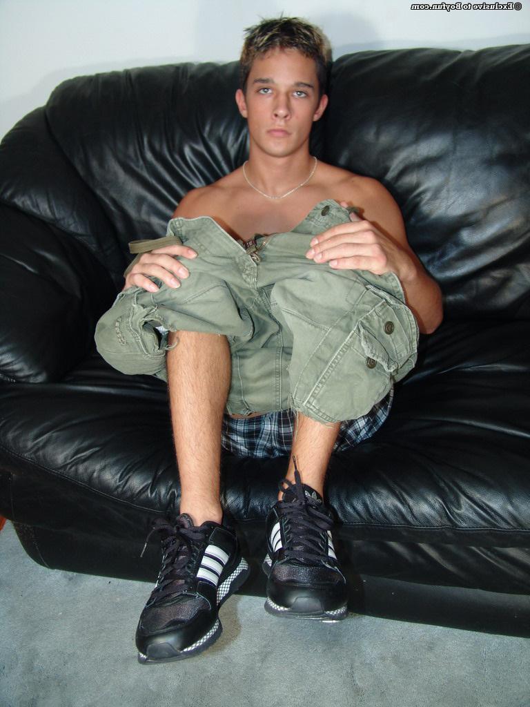 20P El lindo gay Kyle muestra su cuerpo caliente y sus tatuajes y se masturba