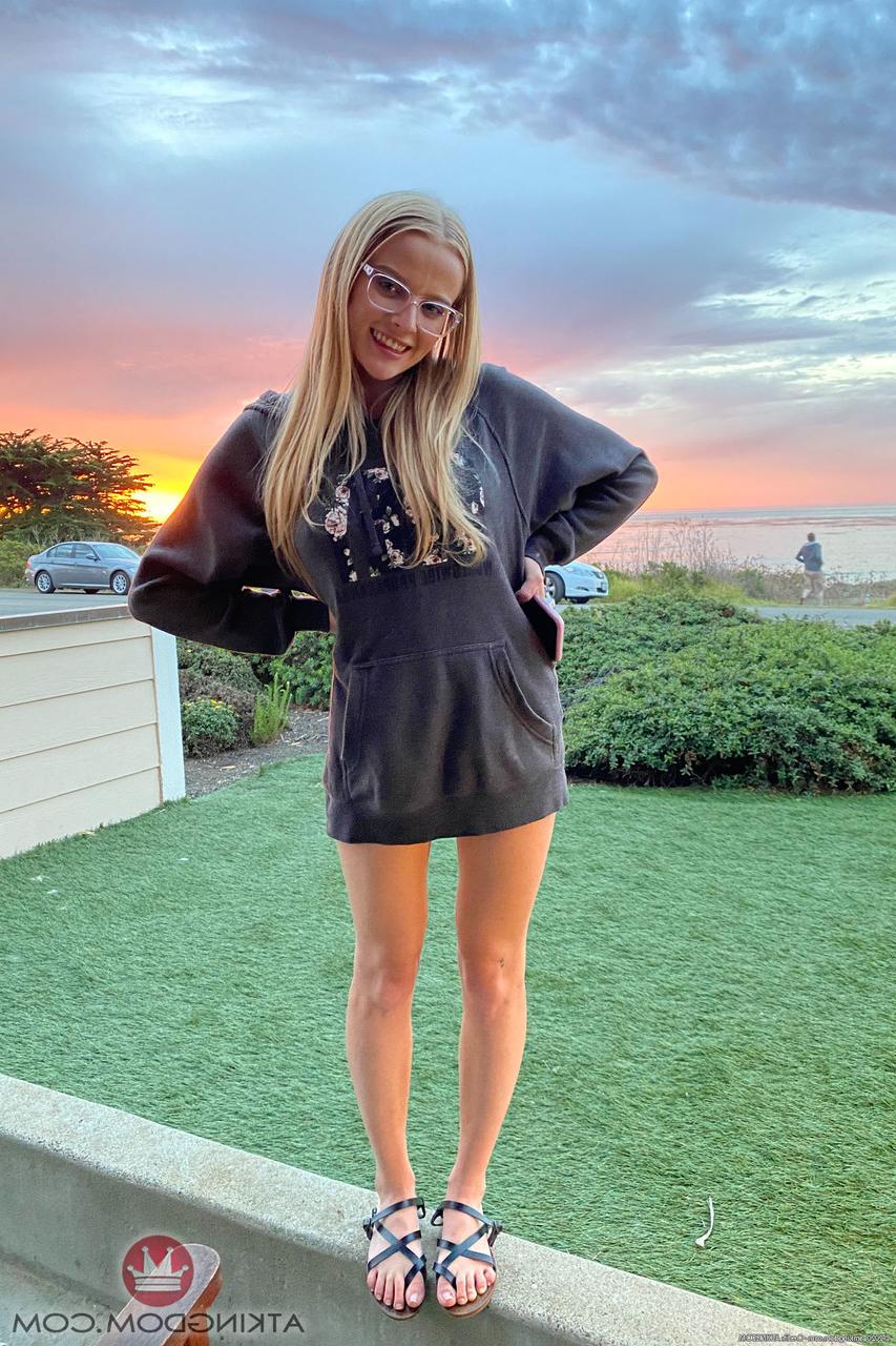 20P La rubia amateur Paris White muestra sus dulces tetas y sus sabrosas almejas en solitario