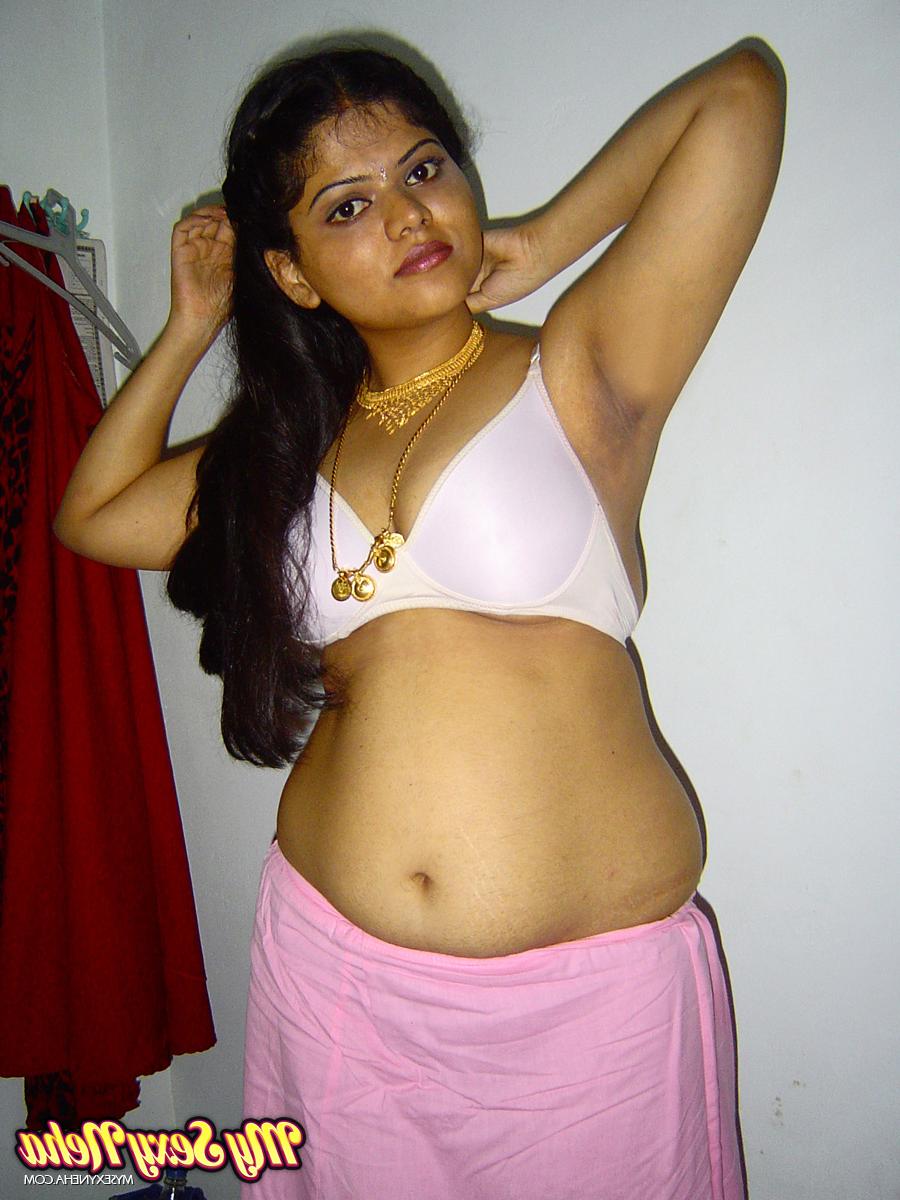 15P Plump Indian girl Neha gets totally naked on her bed in solo action