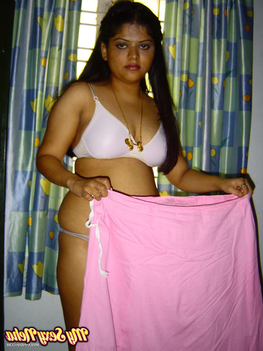 15P Plump Indian girl Neha gets totally naked on her bed in solo action
