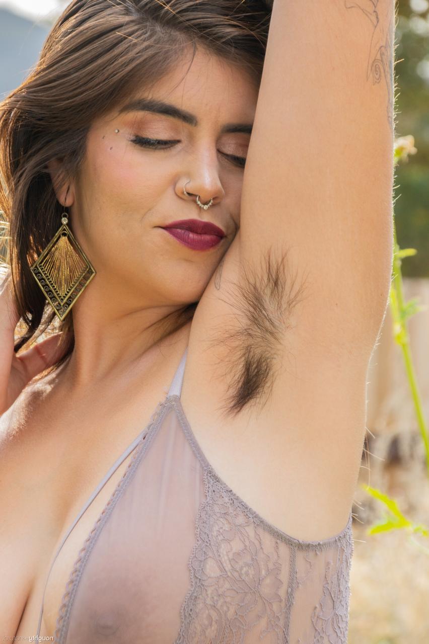 20P La amateur tatuada Brujx Babe muestra su coño peludo en el jardín