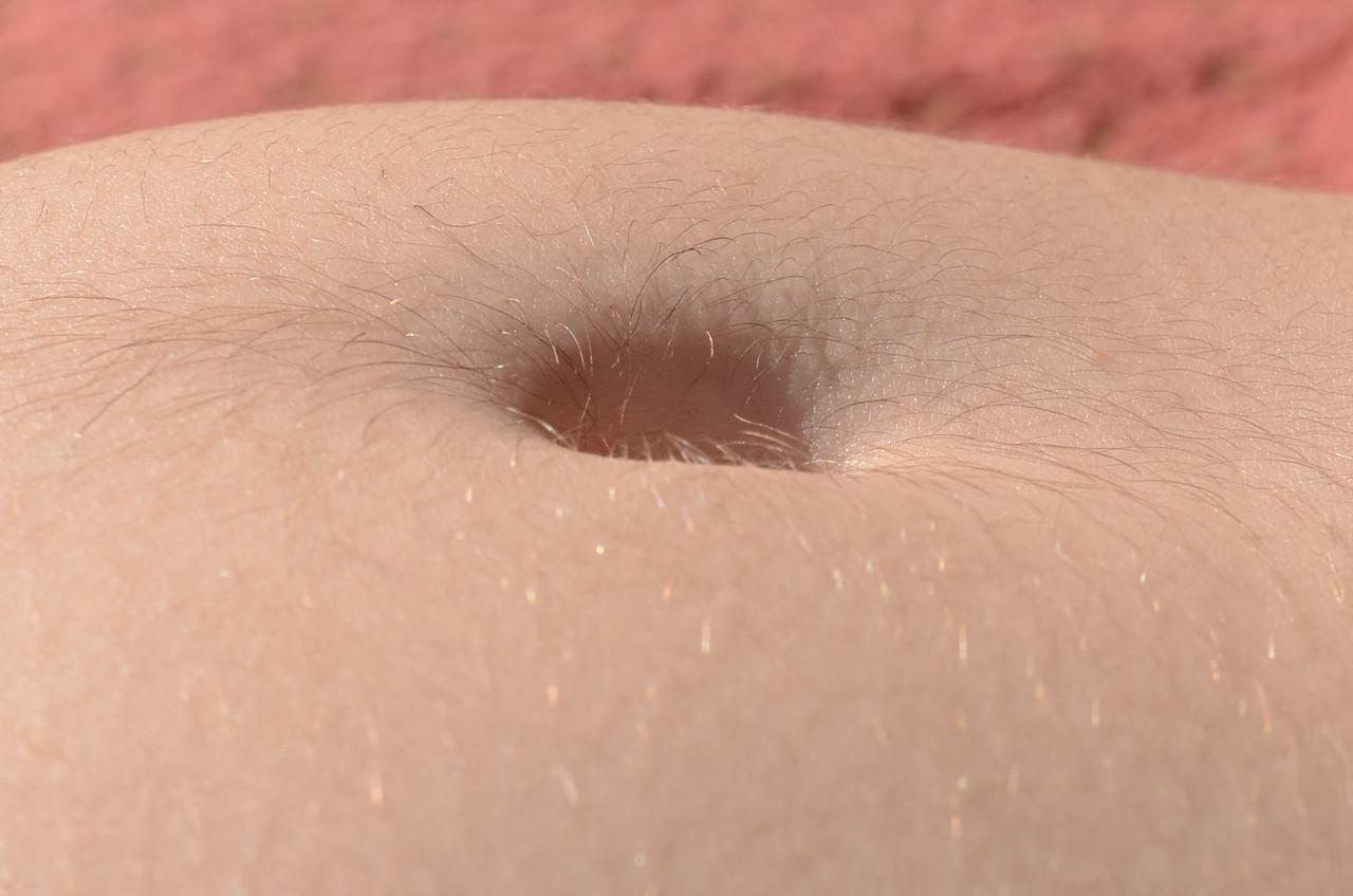 20P Eleanor Rose, rousse aux gros seins, exhibe sa chatte très poilue de près.
