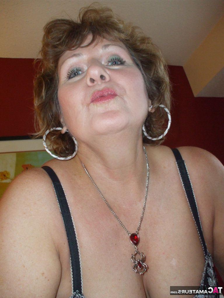 20P Amadora madura Busty Bliss revela seios naturais enquanto se prepara para chupar pau