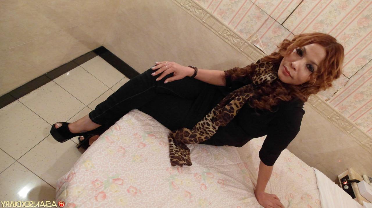 20P Hot MILF Lola trata um garanhão pendurado com um BJ quente e um pouco de sexo POV doggystyle