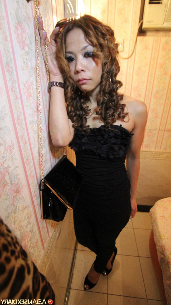 20P Hot MILF Lola trata um garanhão pendurado com um BJ quente e um pouco de sexo POV doggystyle