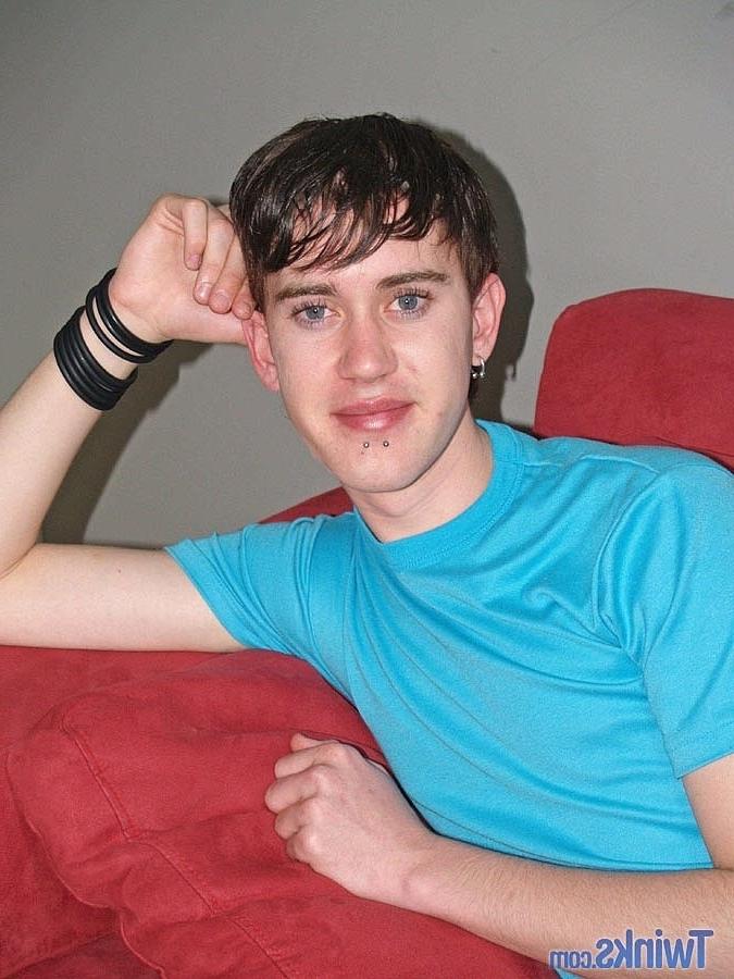 20P El flaco gay travieso Tristian B se quita lentamente los pantalones y se masturba