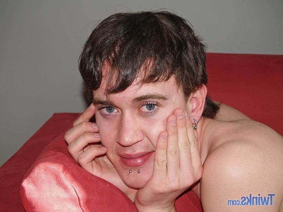 20P El flaco gay travieso Tristian B se quita lentamente los pantalones y se masturba