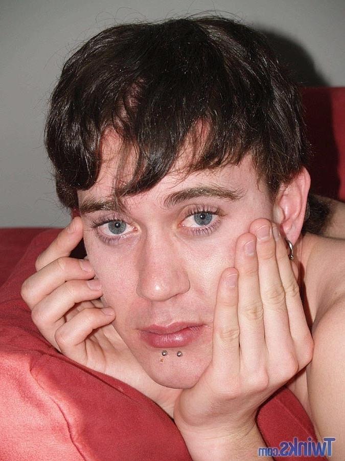 20P El flaco gay travieso Tristian B se quita lentamente los pantalones y se masturba