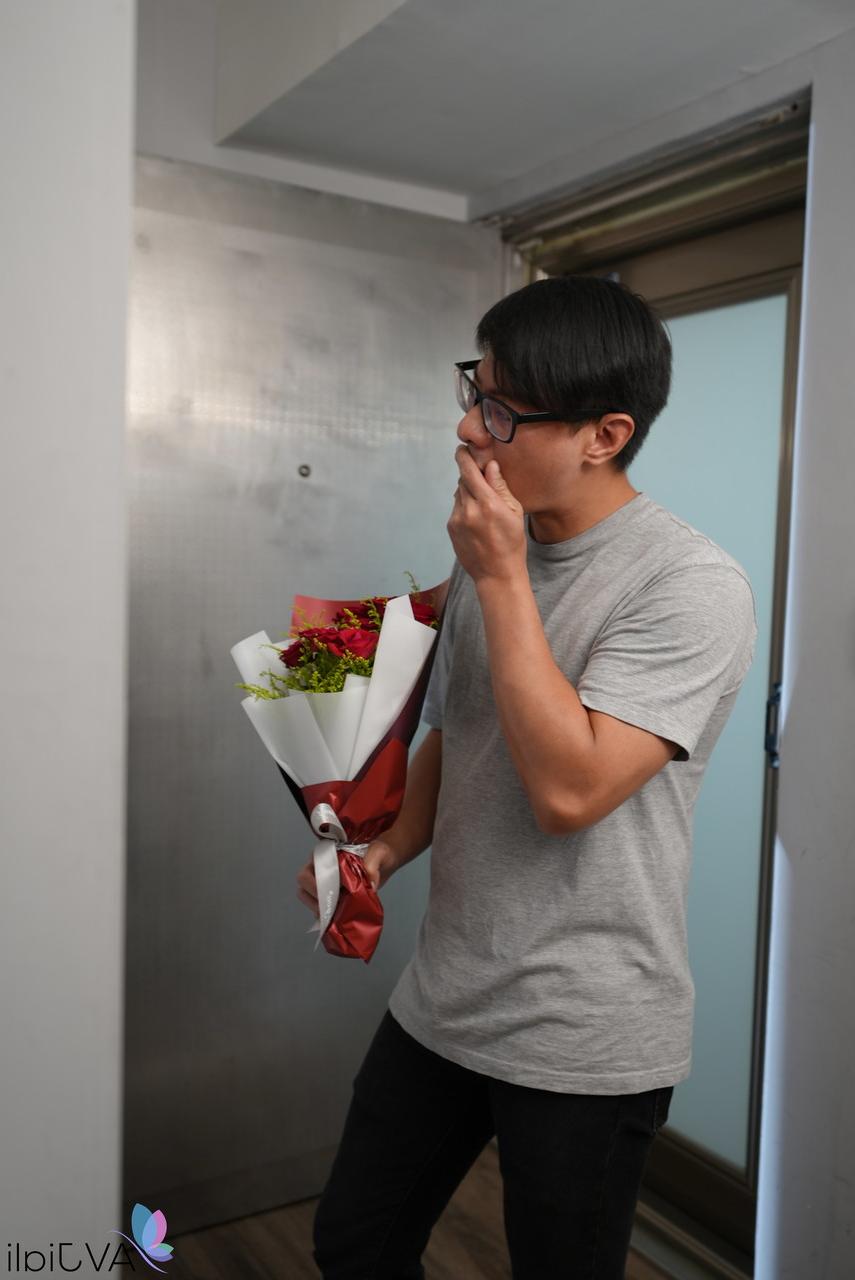 20P La chaude petite amie chinoise Stacy s'assoit sur la bite dure de son homme et la chevauche bien