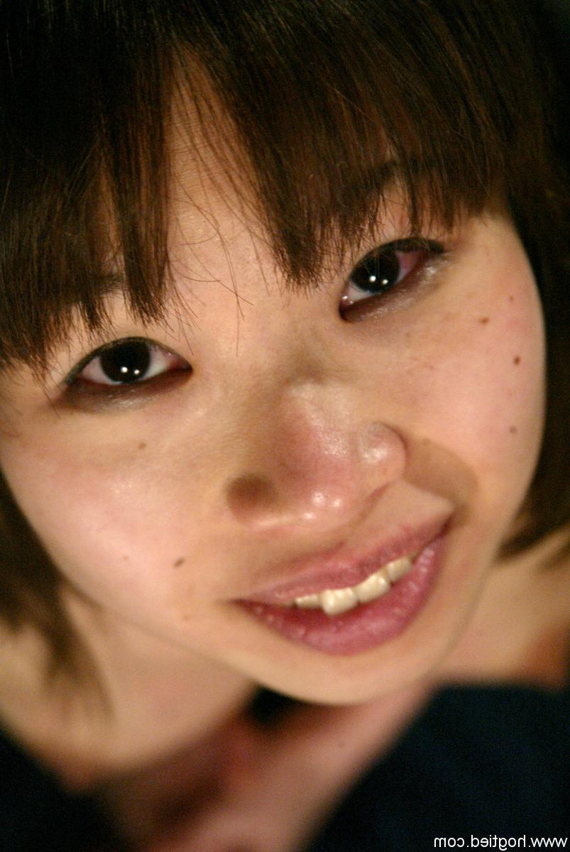 20P La jeune asiatique Misa se fait doigter le cul lors d'une séance BDSM avec un senior.