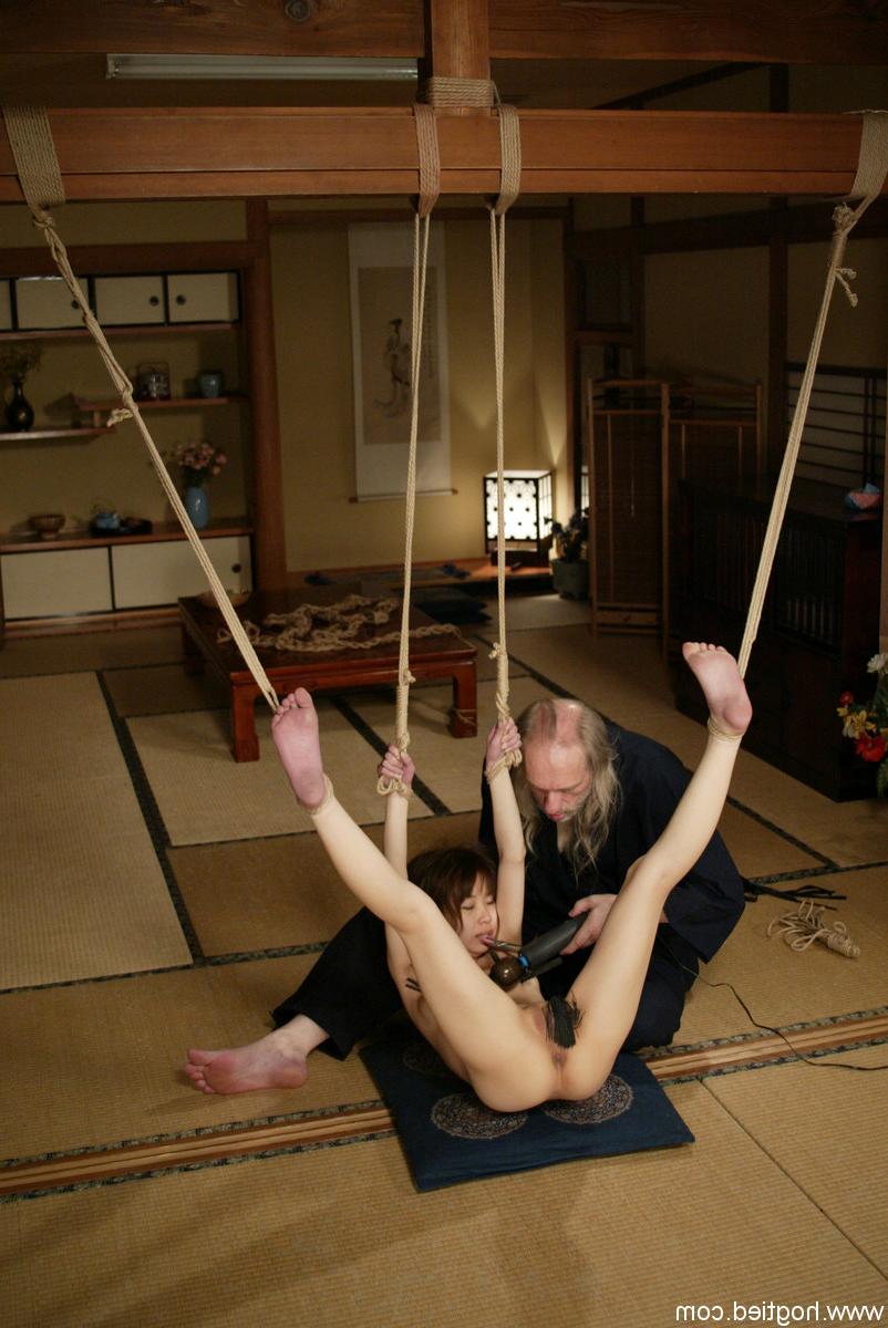 20P La jeune asiatique Misa se fait doigter le cul lors d'une séance BDSM avec un senior.