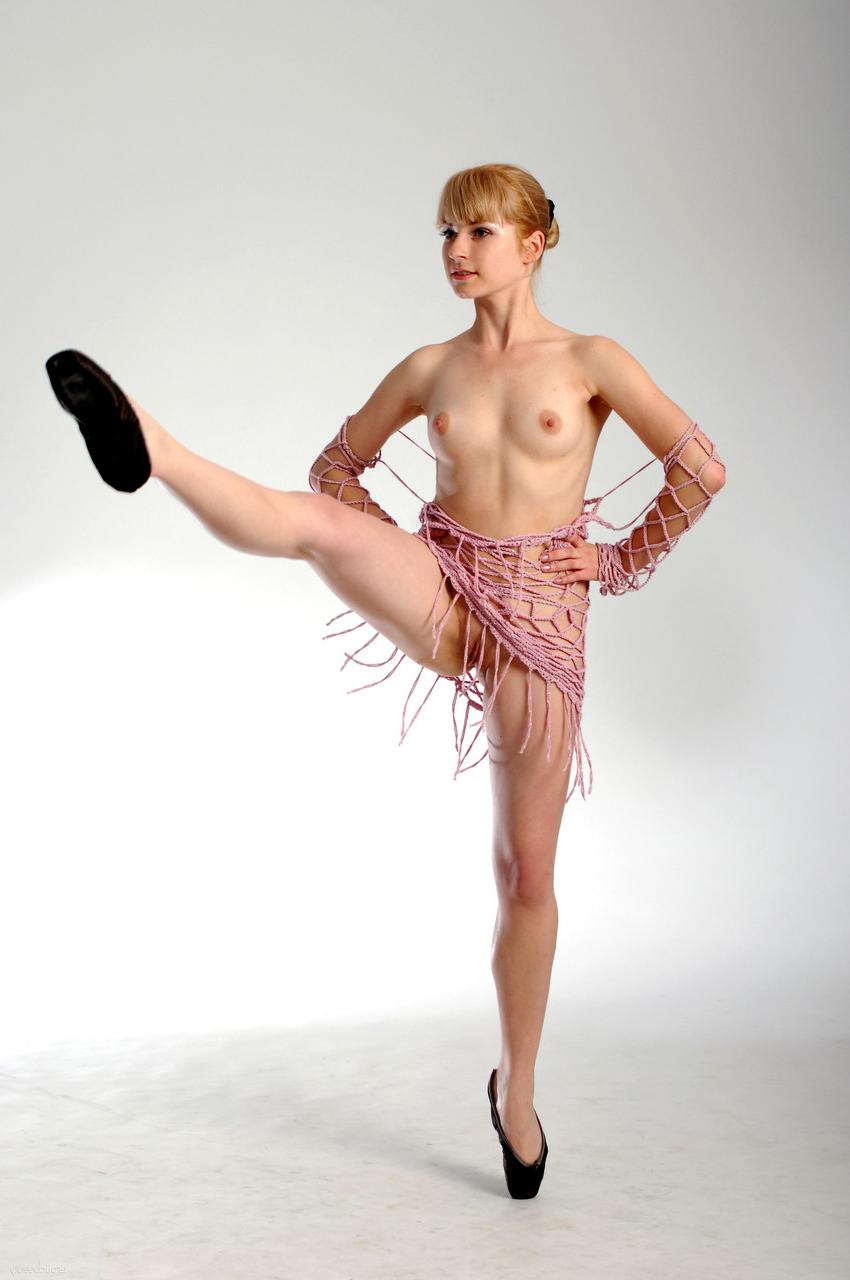 18P La ballerine Elly A pose dans une robe en résille et non en tutu qui ne cache pas du tout son corps.