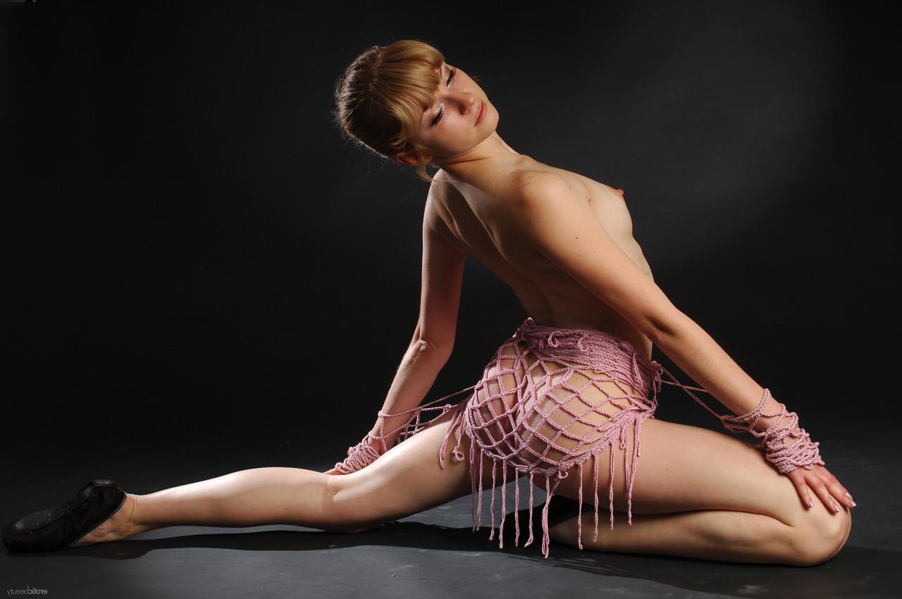 18P La ballerine Elly A pose dans une robe en résille et non en tutu qui ne cache pas du tout son corps.