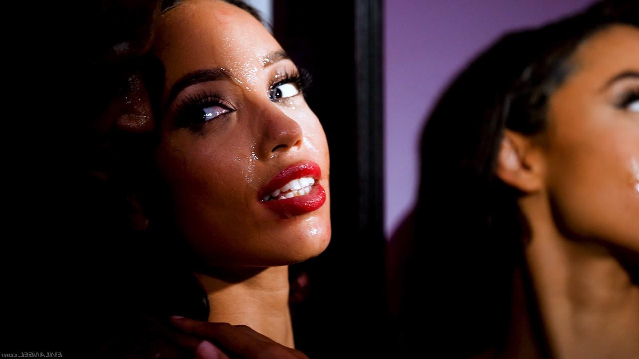 15P Der brünette Teenager Alexis Tae bekommt nach einem interracialen Analfick einen Cumshot ins Gesicht