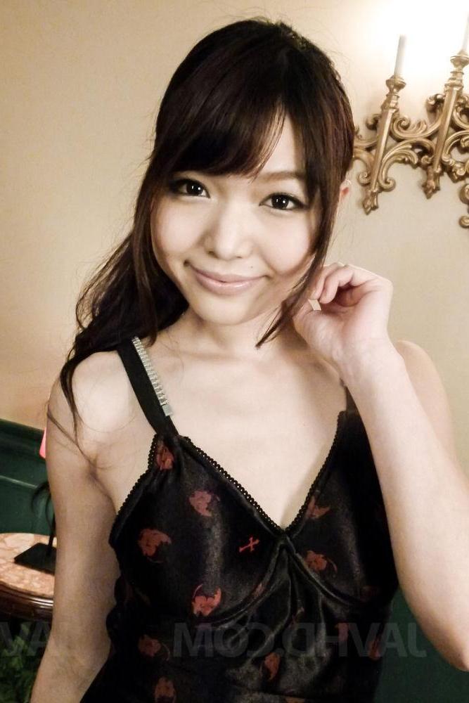 12P La japonaise Megumi Shino reçoit des éjaculations bouche ouverte lors d'un blowbang.