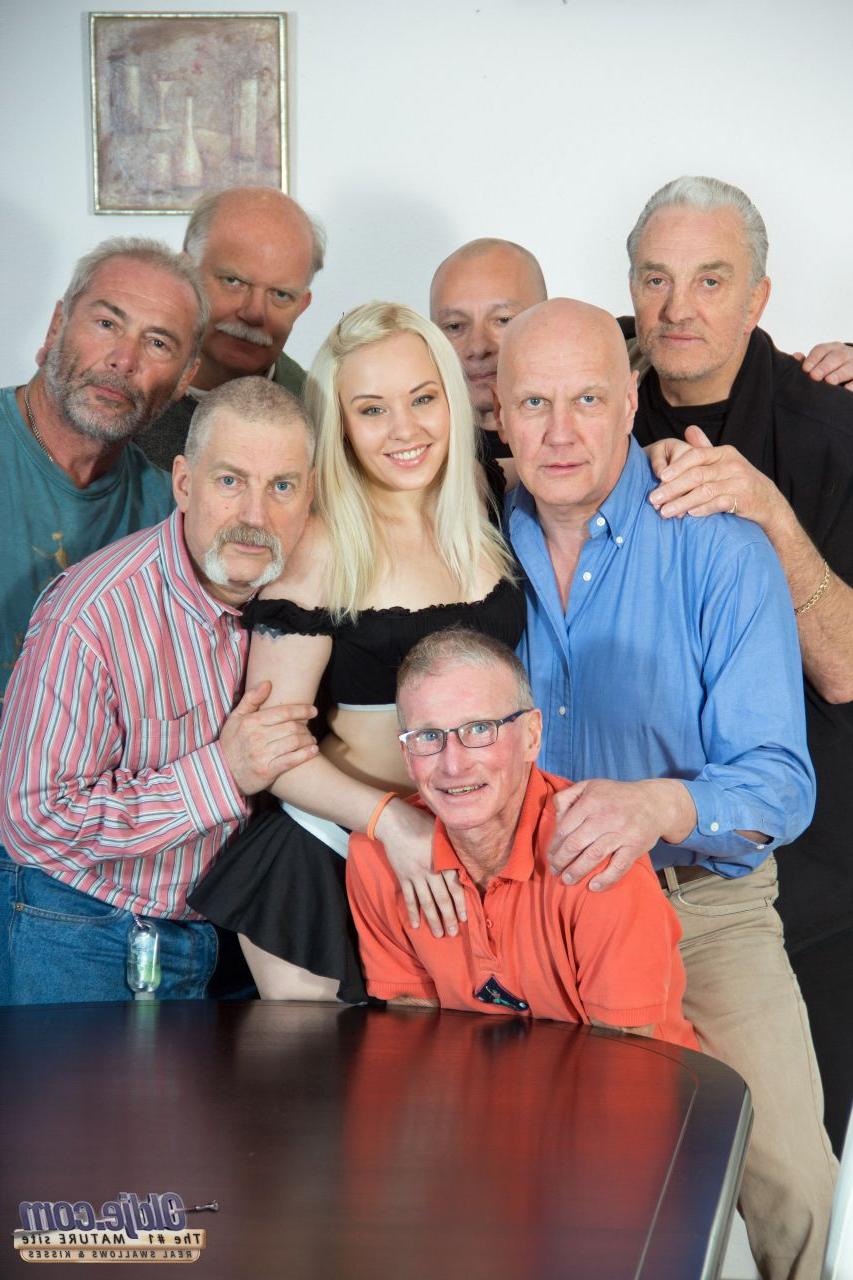 20P Das junge Dienstmädchen Lolita Taylor reitet bei einem versauten Gangbang mit alten Männern einen großen Schwanz