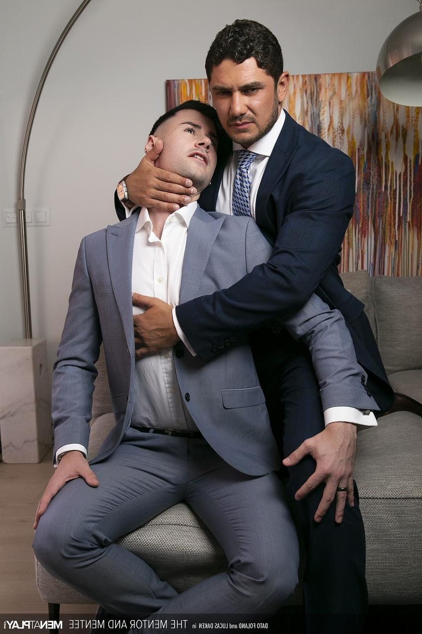 18P Los culturistas gays aficionados Dato Foland y Lukas Daken se quitan los trajes y follan