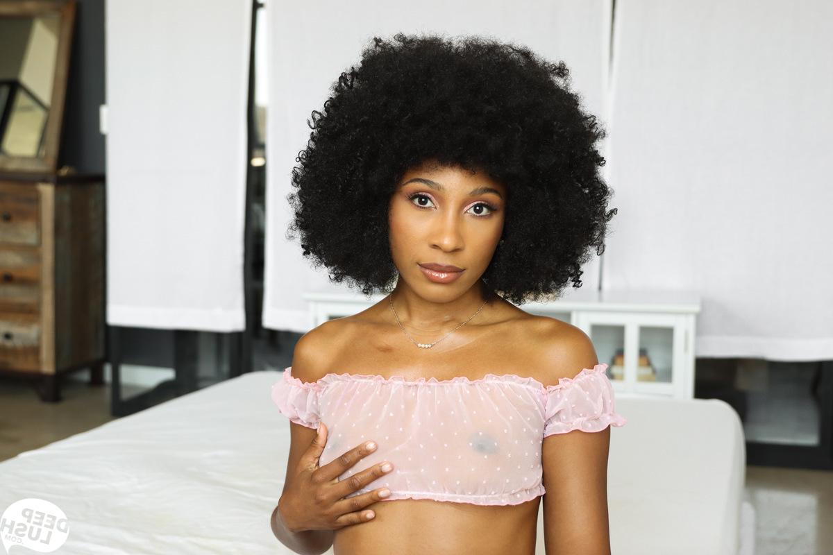 16P A negra magra Olivia Jay usa um afro durante o sexo com seu amante branco