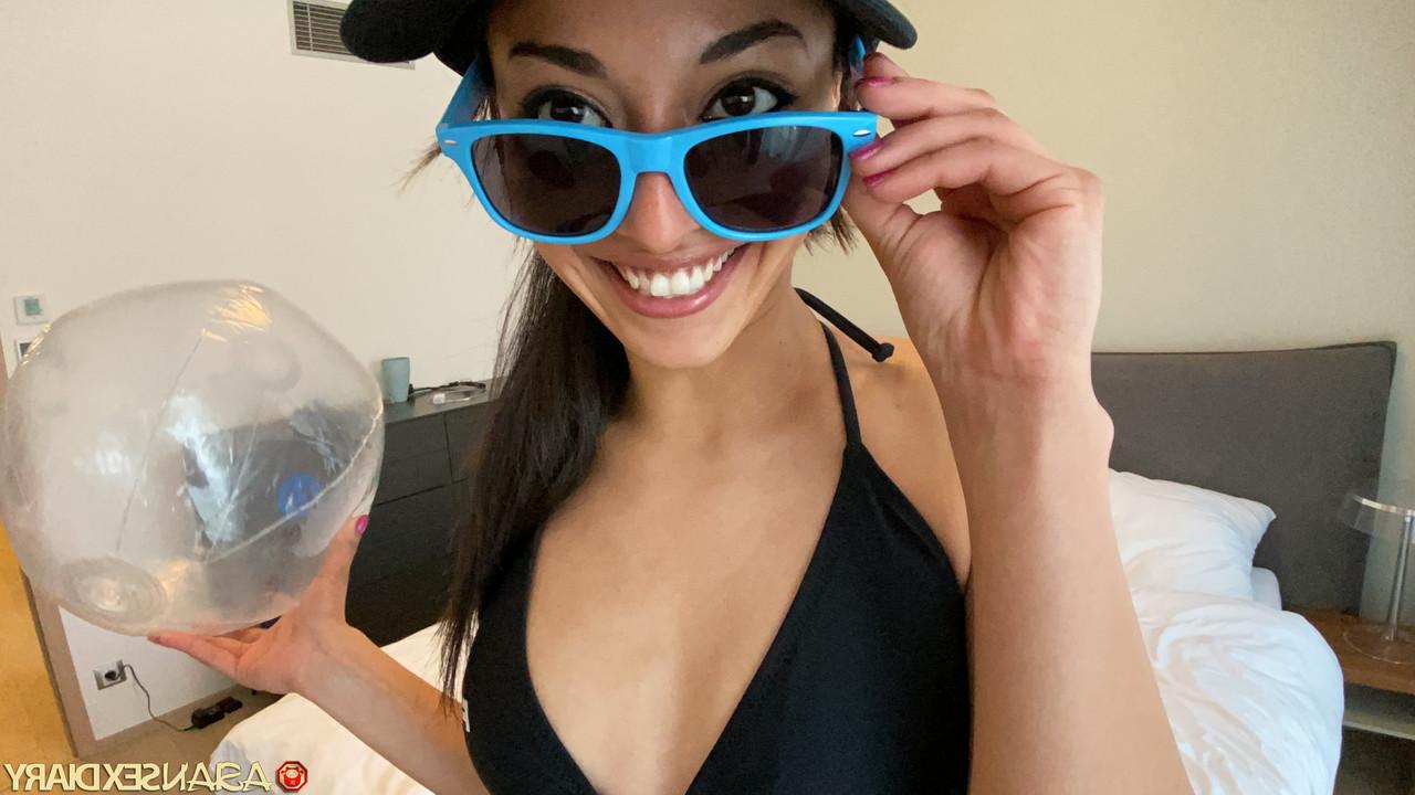 20P La petite fille ludique Flirt4Free Showgirl B se fait baiser en POV.