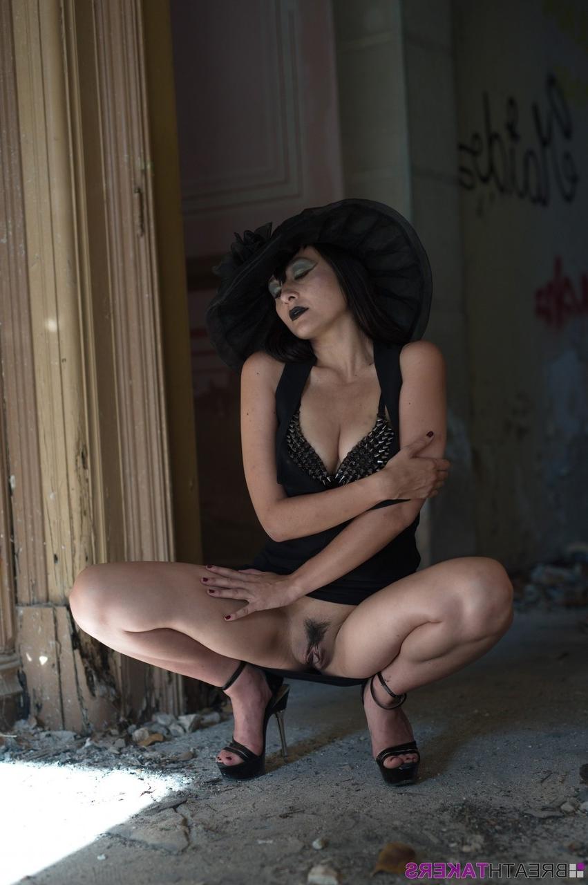 12P La asiática sophia jade muestra su coño recortado mientras lleva un sombrero negro para el sol