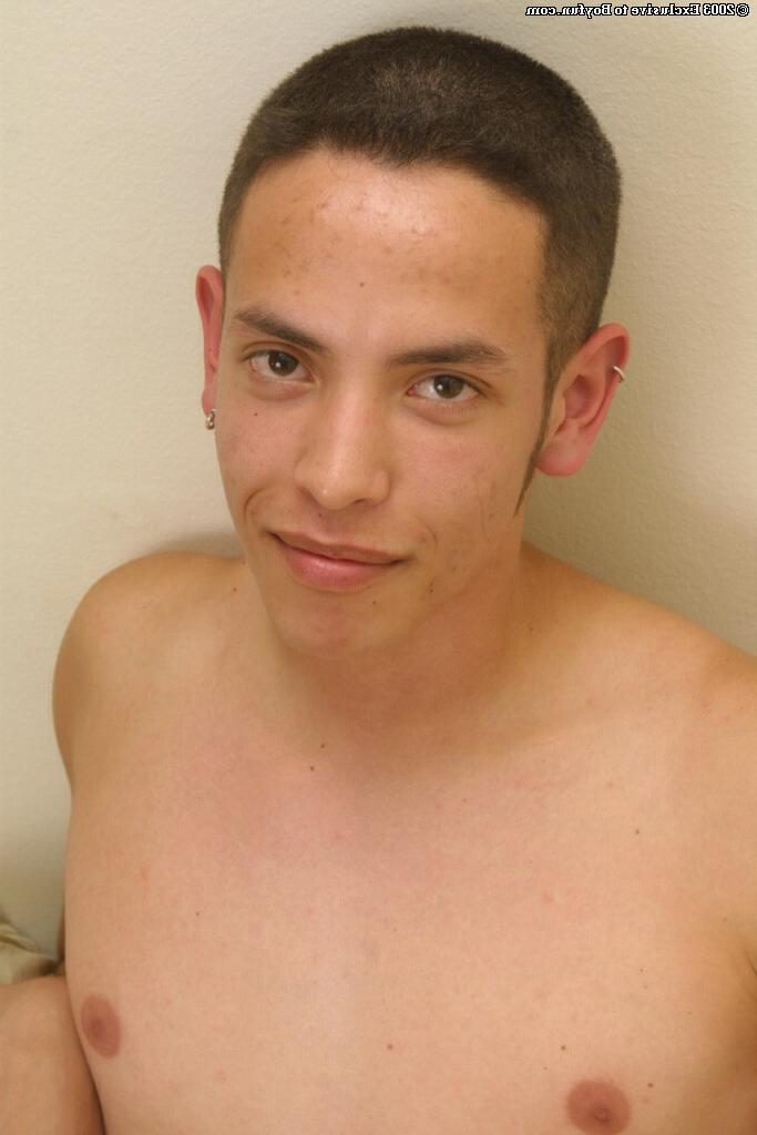 20P El chico gay caucásico Criss se desnuda y muestra su cuerpo delgado y su polla cortada