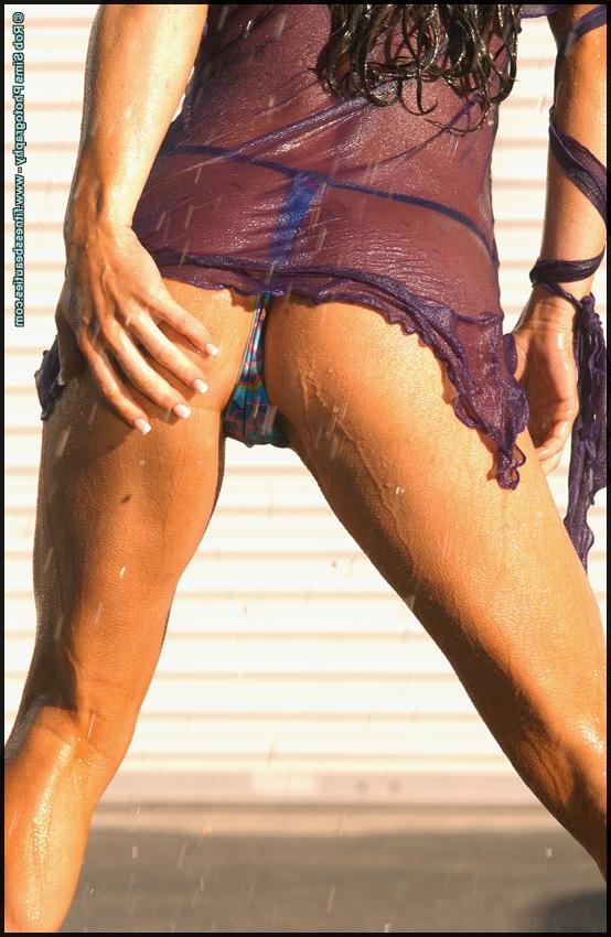 15P Fitnessmodel Loretta Lynn durchnässt sich in Dessous mit einem Gartenschlauch
