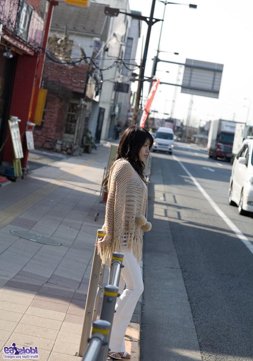 16P A linda garota japonesa China Yuki se veste depois de ficar nua na cama
