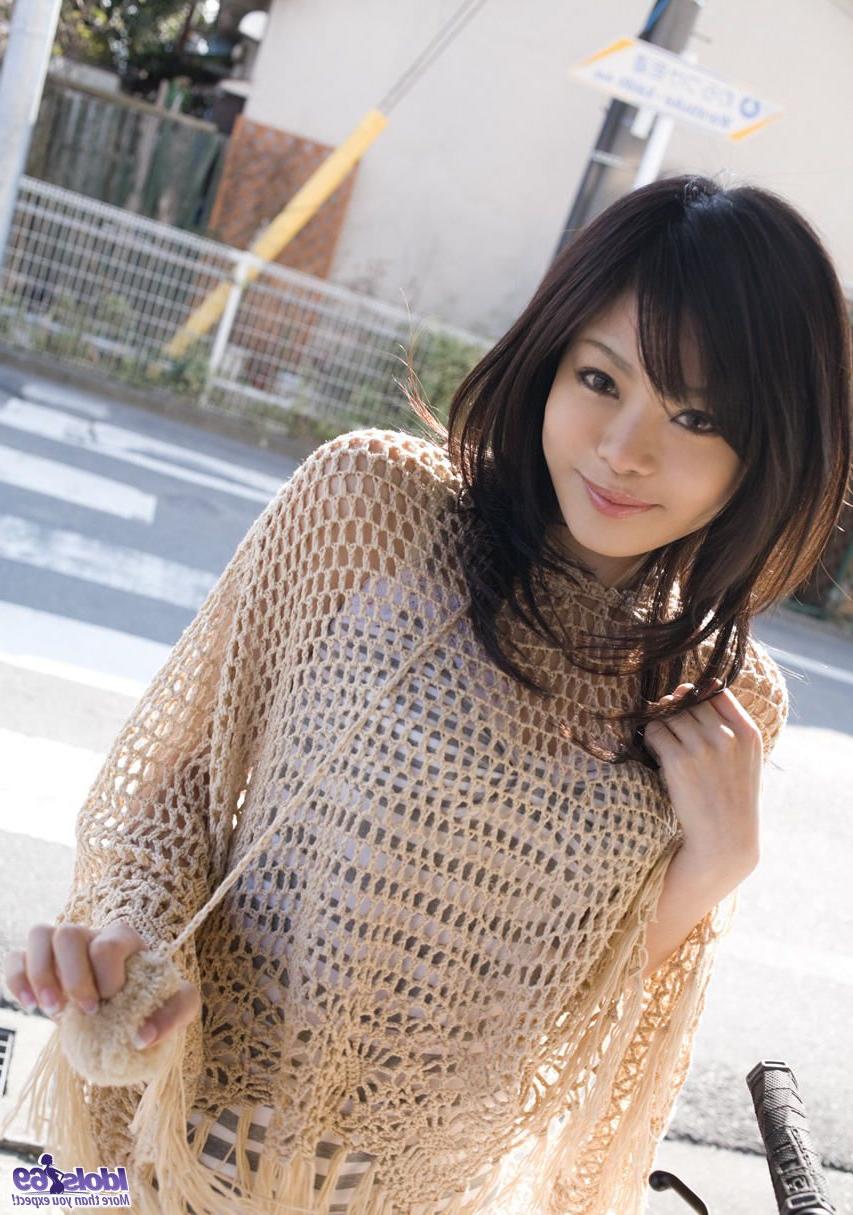 16P A linda garota japonesa China Yuki se veste depois de ficar nua na cama