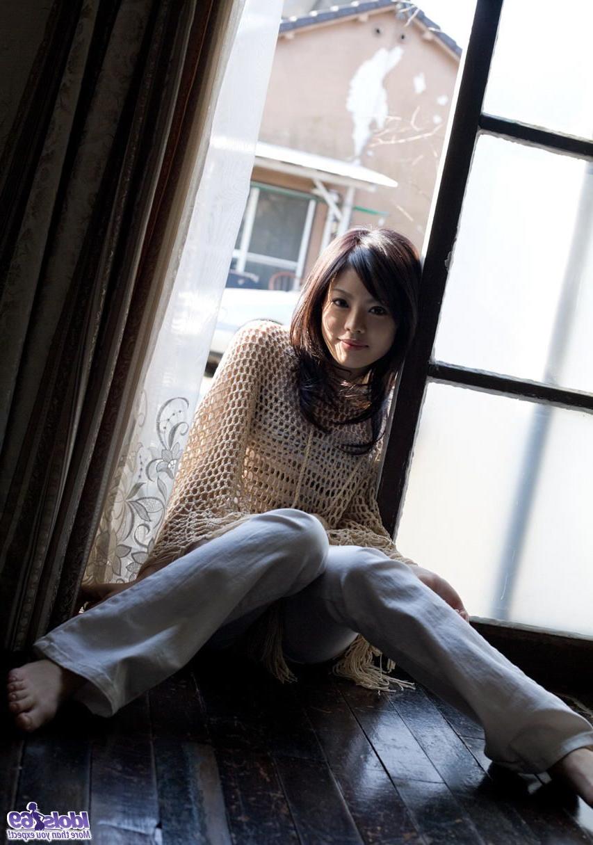 16P A linda garota japonesa China Yuki se veste depois de ficar nua na cama