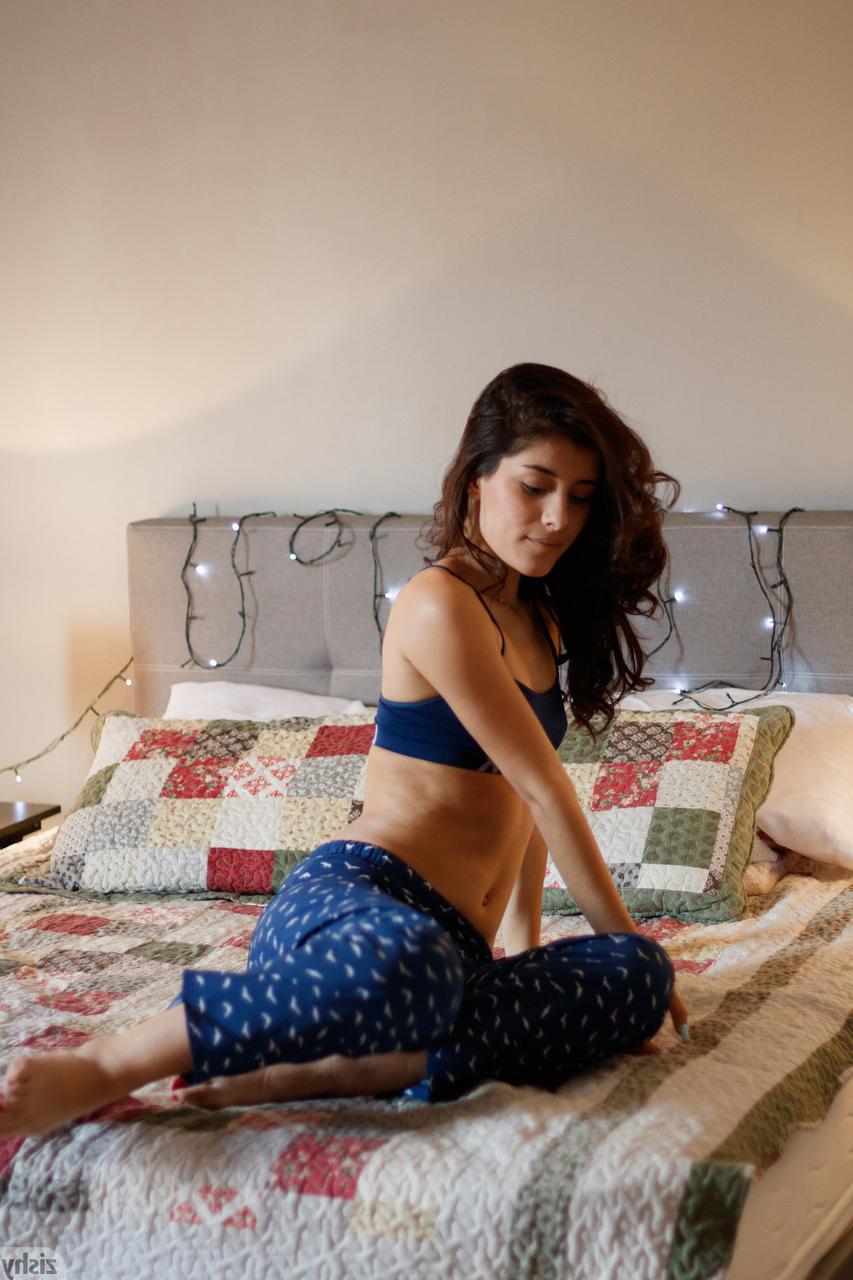 12P La amateur kate maze expone su increíble culo y posa desnuda en la cama