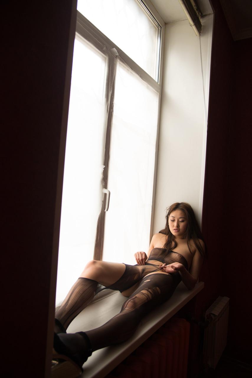 20P La asiática olga muestra su coño recortado y sus pequeñas tetas en pantimedias