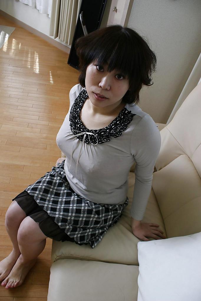 16P La milf asiática yoshiko sakai se baña y muestra sus pequeñas tetas