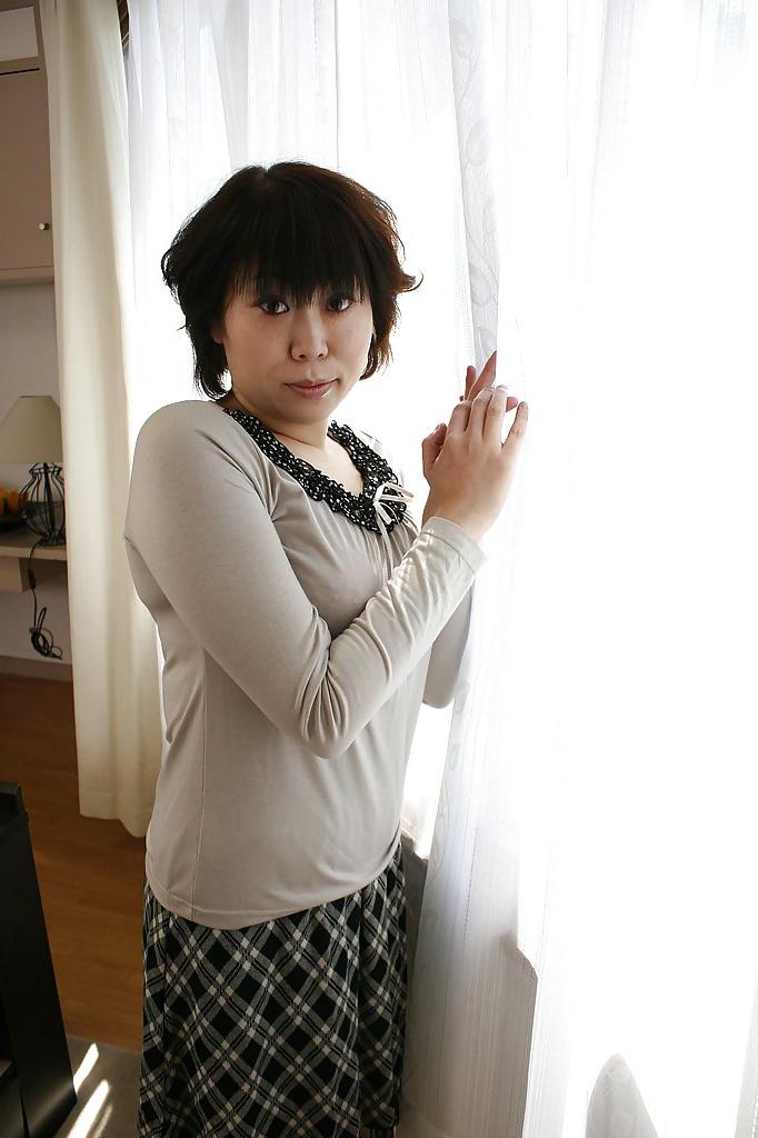 16P La milf asiática yoshiko sakai se baña y muestra sus pequeñas tetas