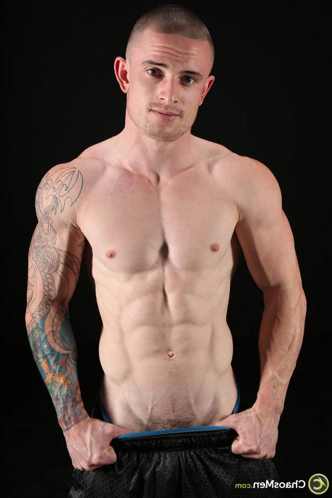 20P O fisiculturista gay careca Palmer tira a roupa lentamente e exibe seu pau grande