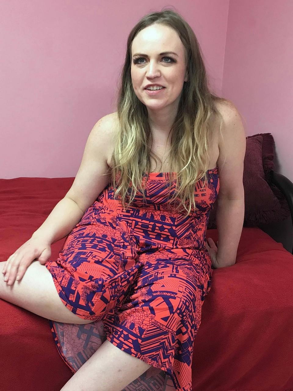 20P Chasity Vaughn, amatrice lubrique, baise sa chatte avec un jouet en argent.