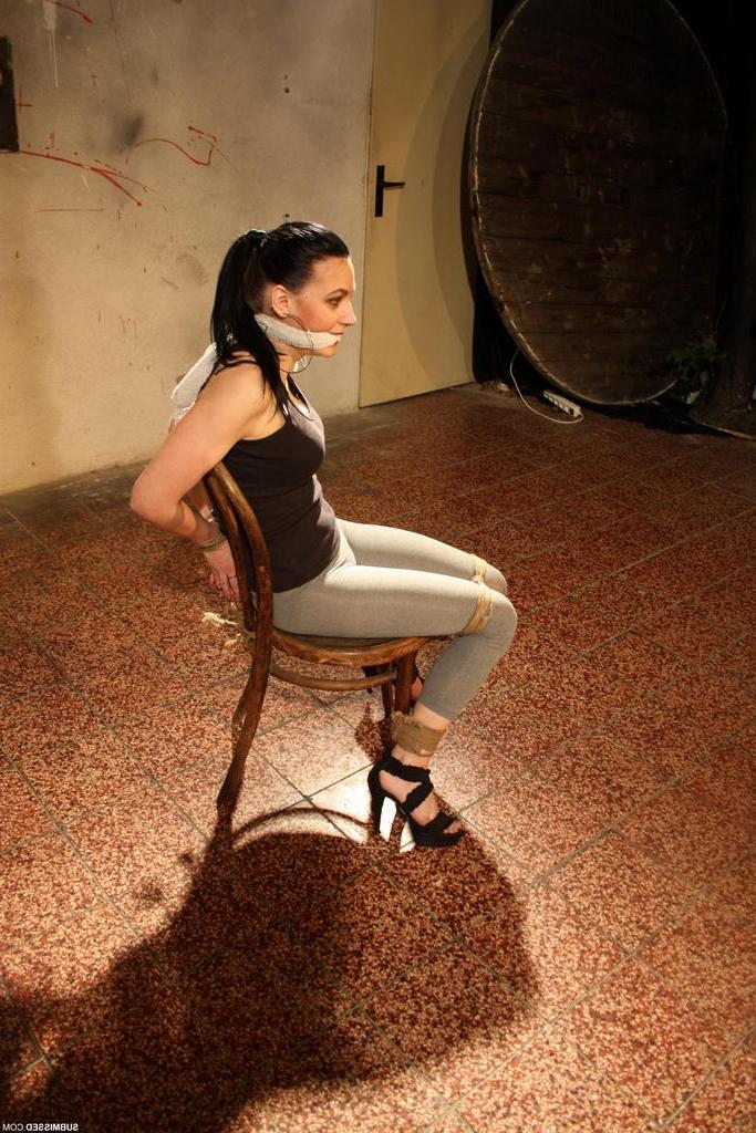 16P Mulher morena amordaçada tem os seios quase cortados em dois por cordas