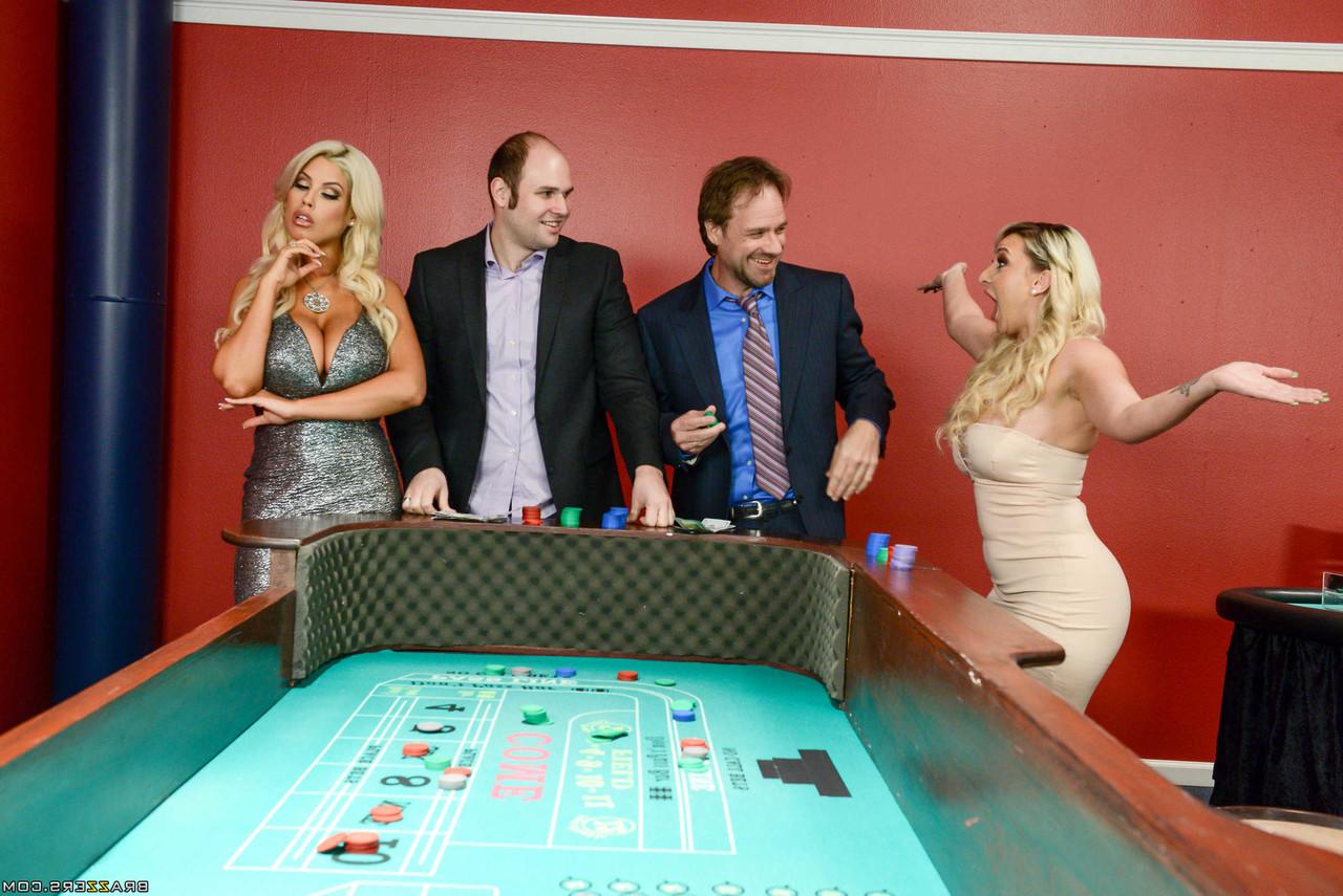 20P Esposas peitudas Bridgette B e Nina Kayy maridos cornos com quarteto de cassino