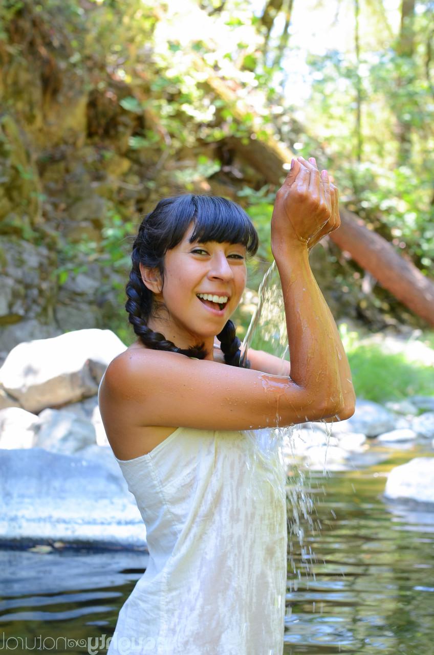 20P Vivi Marie, chérie latina, se déshabille dans la rivière locale et lave son corps poilu.