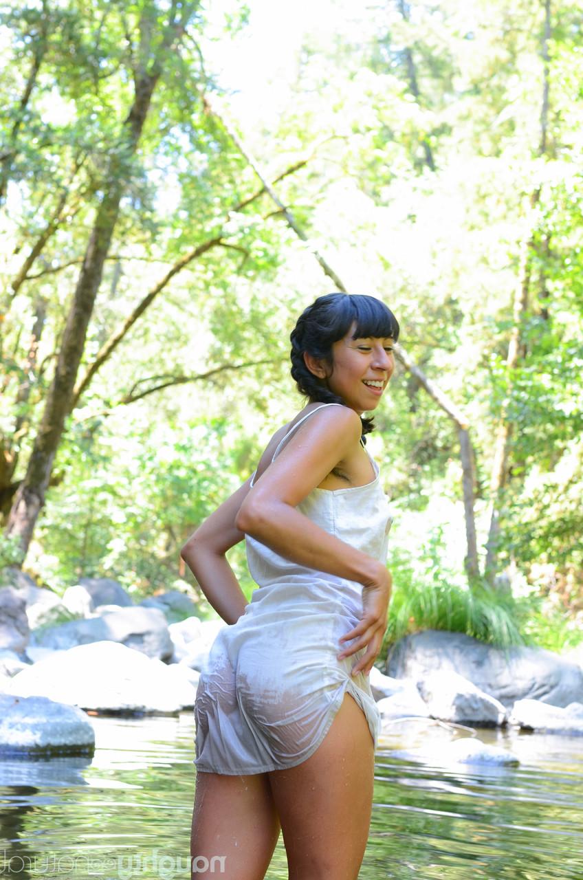 20P Vivi Marie, chérie latina, se déshabille dans la rivière locale et lave son corps poilu.