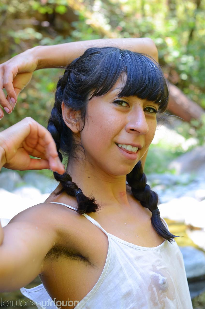 20P Vivi Marie, chérie latina, se déshabille dans la rivière locale et lave son corps poilu.