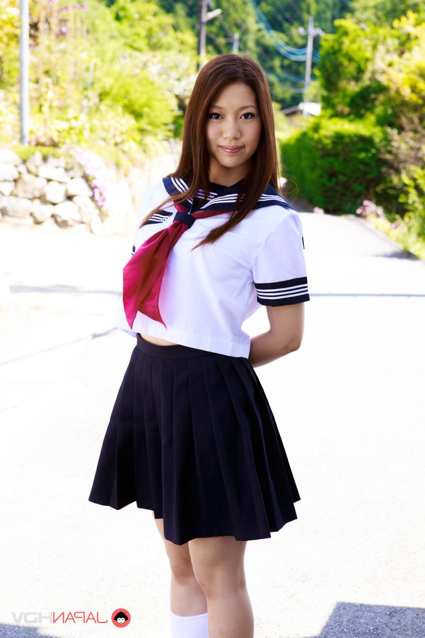 15P Die japanische Studentin Seto Himari zieht ihre Unterwäsche herunter, um ihren Busch zu zeigen