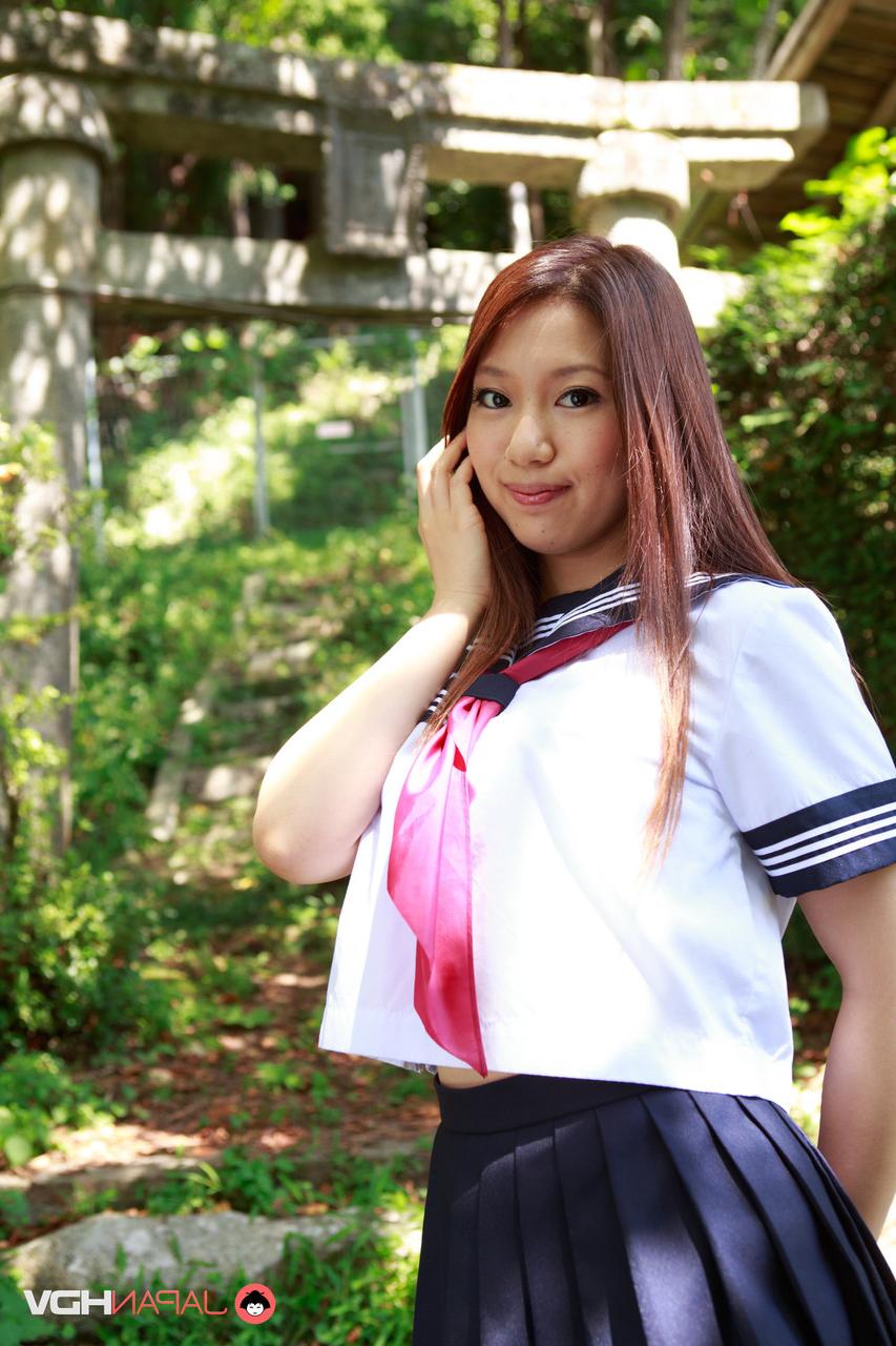 15P Die japanische Studentin Seto Himari zieht ihre Unterwäsche herunter, um ihren Busch zu zeigen