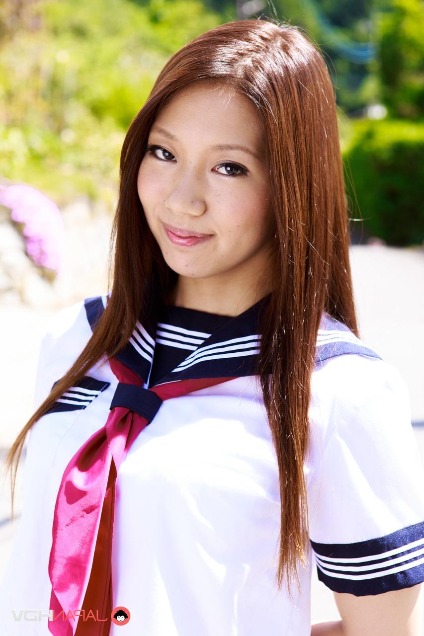 15P Die japanische Studentin Seto Himari zieht ihre Unterwäsche herunter, um ihren Busch zu zeigen