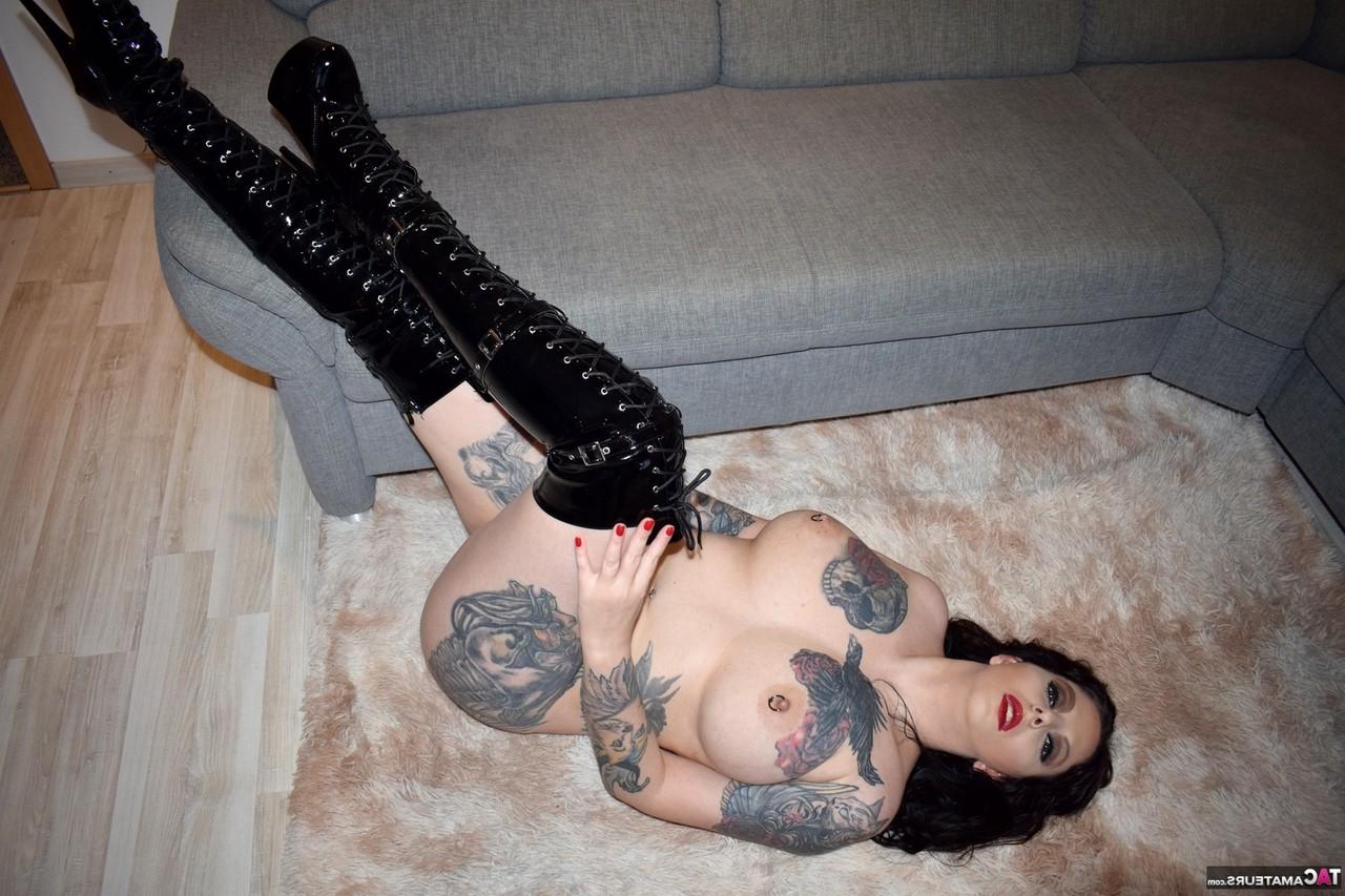 16P Die tätowierte Brünette Lucy Ravenblood zieht sich in Overknee-Latexstiefeln aus