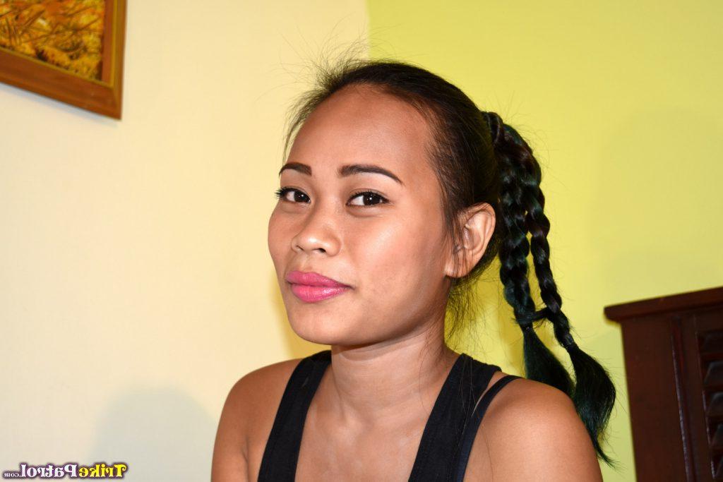 20P Pequena mulher filipina mostra sua buceta sem pelos pela primeira vez