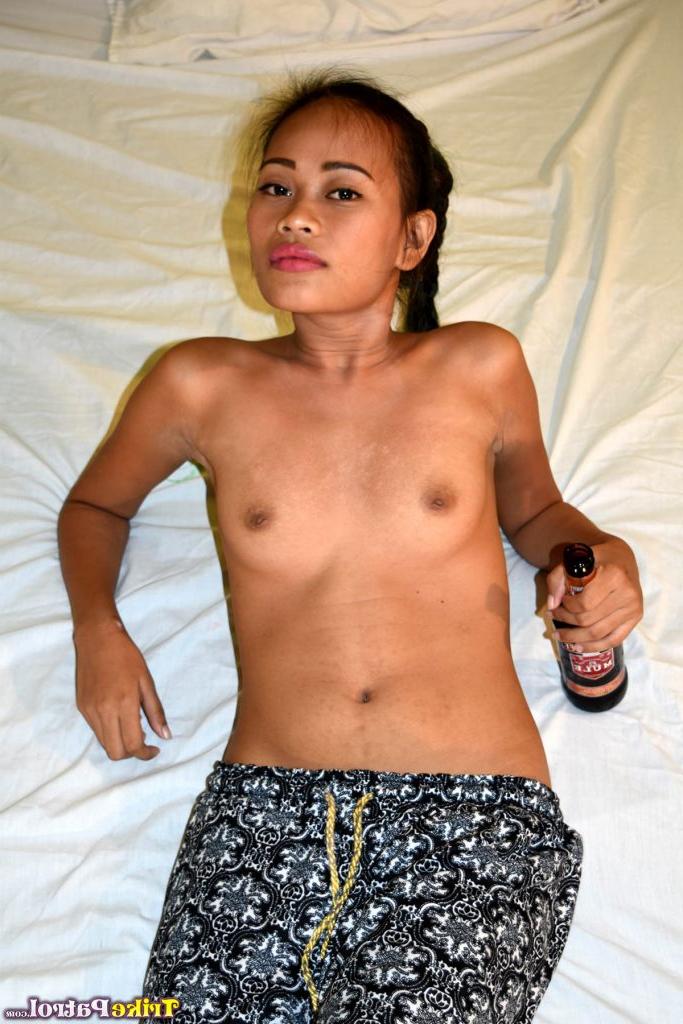 20P Pequena mulher filipina mostra sua buceta sem pelos pela primeira vez