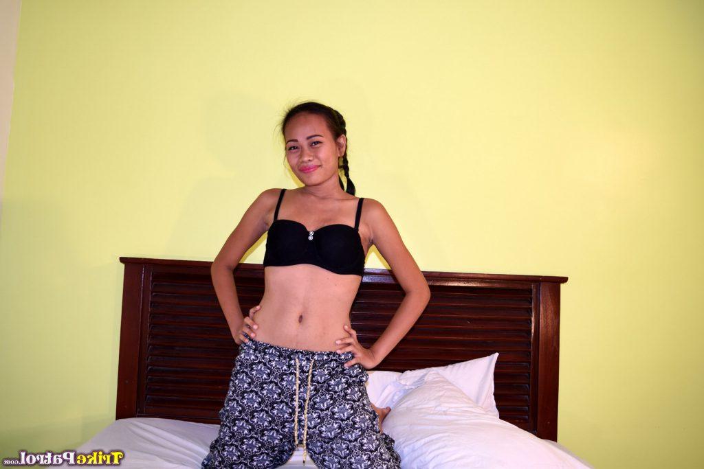 20P Pequena mulher filipina mostra sua buceta sem pelos pela primeira vez