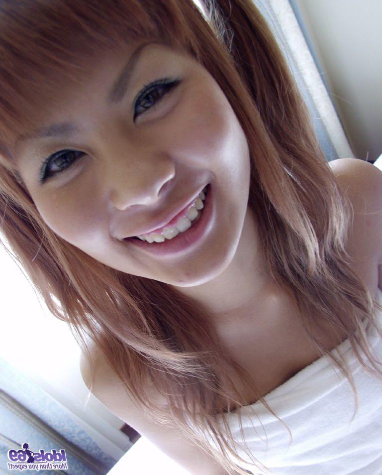 16P Adorável adolescente japonesa Aki toma banho com cabelos ruivos em tranças