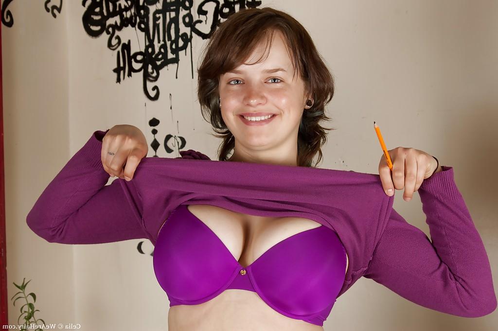 16P Gata gorda Celia tirando a roupa e provocando sua boceta peluda